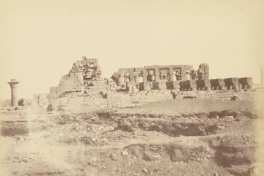 (Überblick über Karnak einschließlich des überdachten Gangs von Thutmosis III.)